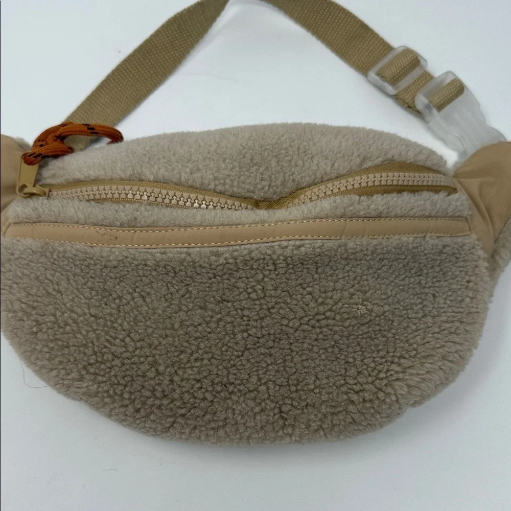 Women’s Zara Cozy Tan Sherpa Fanny Pack Ziopered Bag 12 “